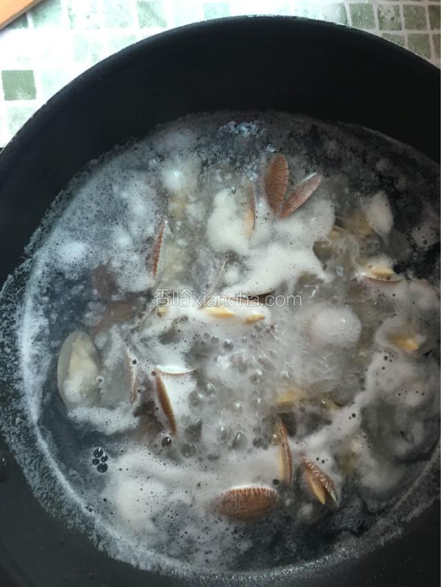 大火煮，煮到所有花甲都开口关火