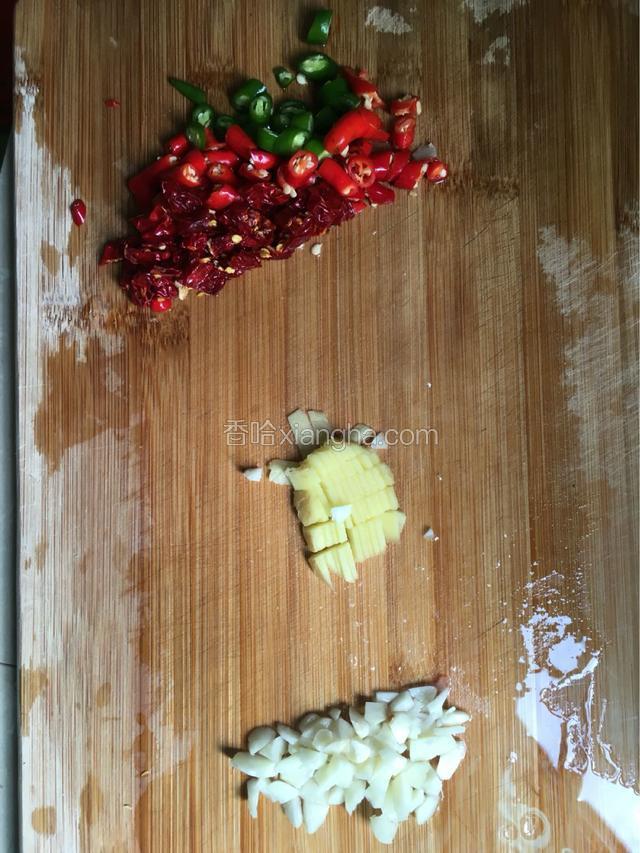 在煮花甲的同事把配料准备切好