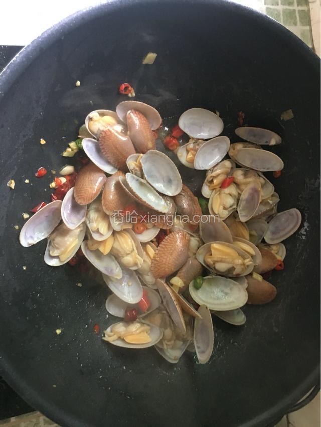 接着把花甲倒进去爆炒
