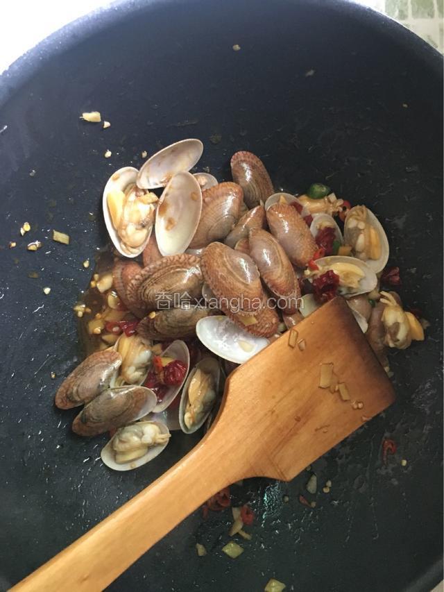 加适量味极鲜调味，放适量盐一起炒