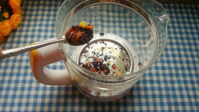 养身壶内放入2茶匙花果干