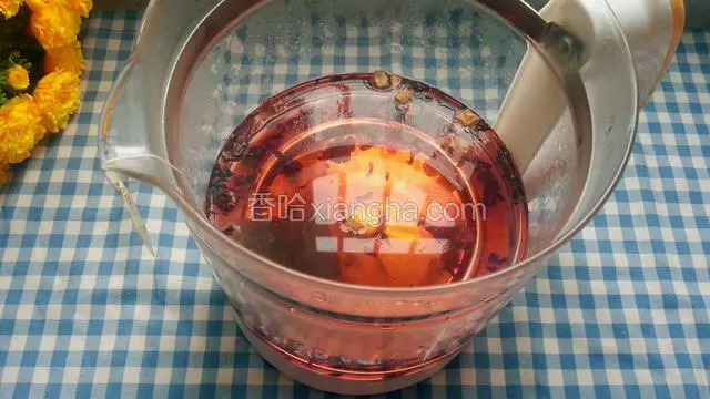 放入红茶包 加入开水