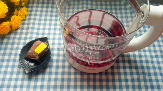 取出红茶包 茶汤晾凉待用