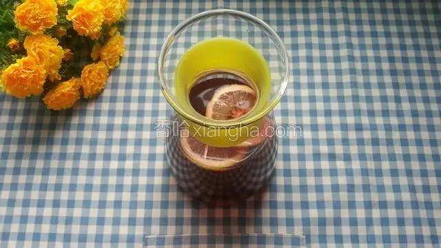 倒入晾凉的茶汤 不烫手即可