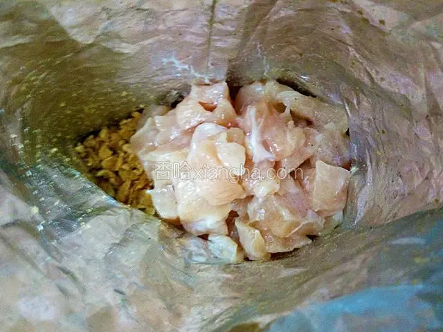 将鸡肉拨散放入薯片袋中。