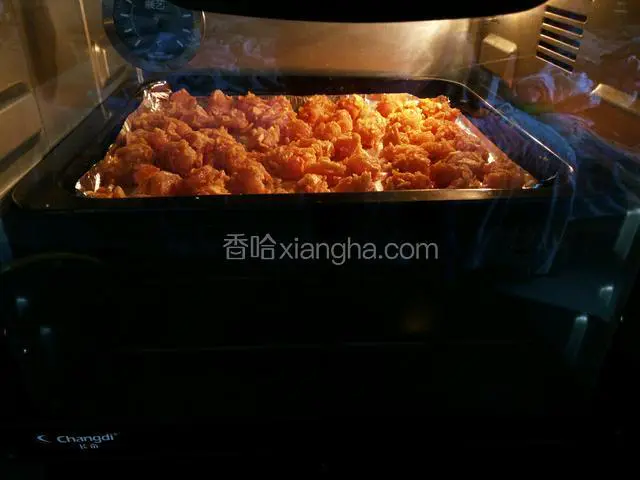 送入预热好的烤箱中层上下火200度烤15分钟。