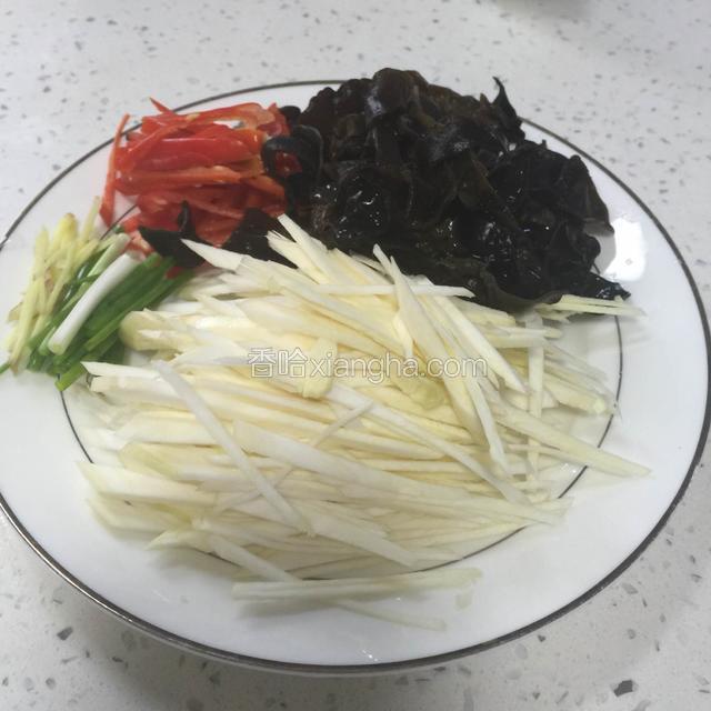 食材准备：茭白切丝，黑木耳切丝，红辣椒切丝，葱切段，姜切丝备用；