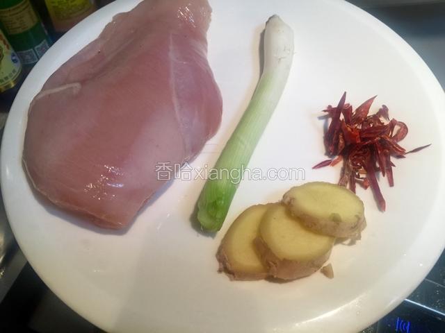 挑选新鲜的鸡胸肉一块，葱姜、辣椒丝备用！