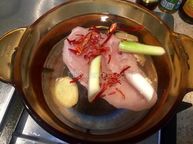 锅里加水，没过鸡胸肉二分之一处，依次放入葱姜、料酒，冰糖、五香粉、（用大料最好，家里大料用完了，只能临时用五香粉）辣椒丝！生抽。
