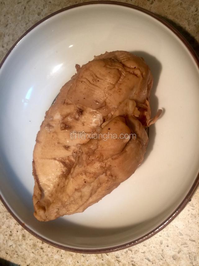 捞出煮好的鸡胸肉凉凉备用！