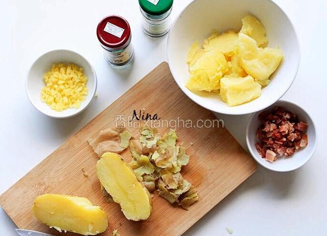 土豆去皮压成泥，趁热加入黄油搅拌。