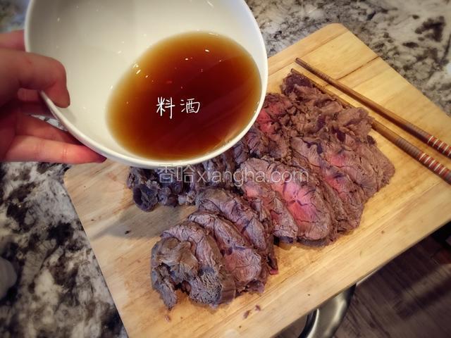 用料酒淋上去腌制5分钟 ，可以用个小盘装着 ，等一会下锅…