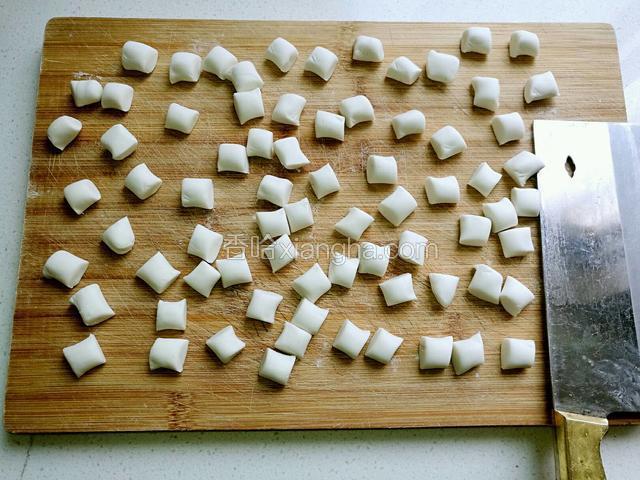 用刀切成大小一样的小粒。