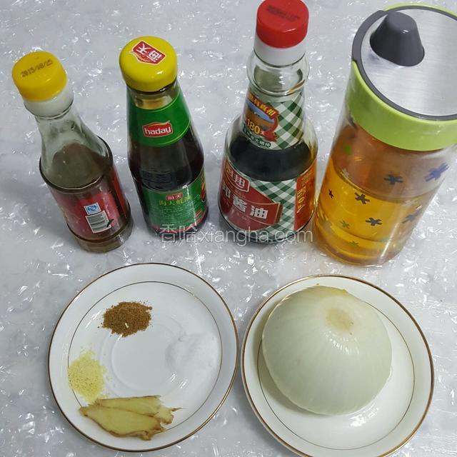 准备调料。圆葱一个，姜、十三香、盐、鸡精、食用油、酱油、蚝油、香油适量。