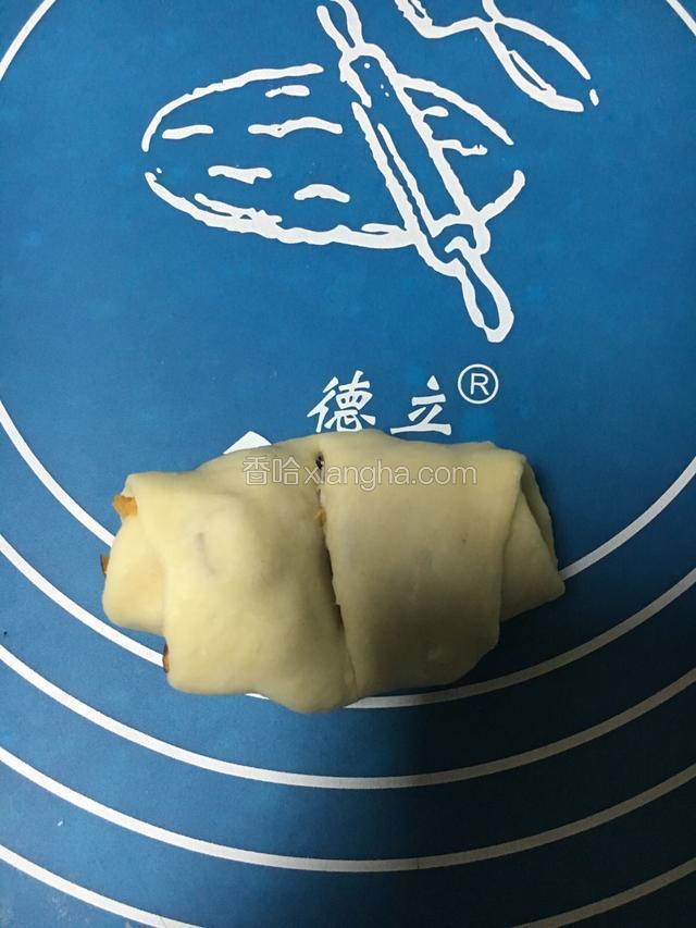 卷起中间切一下，向上对折