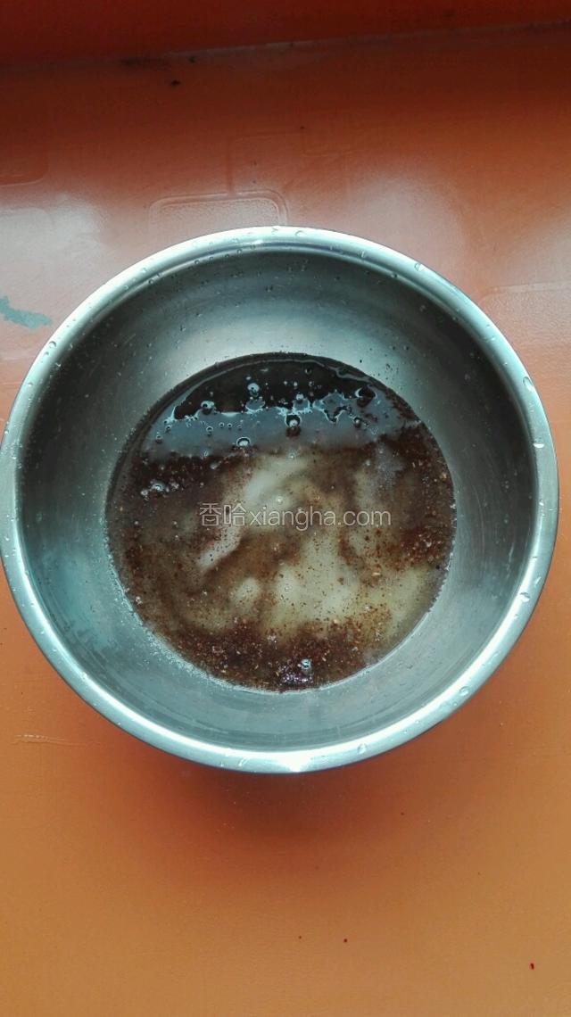 倒入一百克花生油