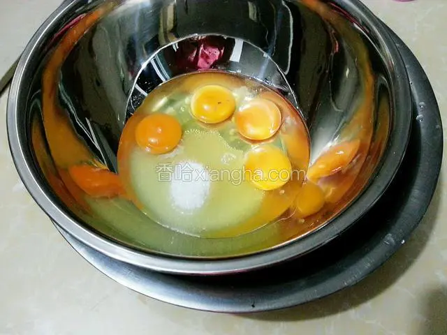 将鸡蛋和糖放入无水无油的盆中，隔50度的水打发