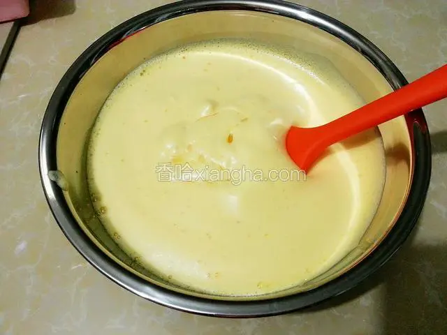 然后加入食用油，用刮刀上下翻动