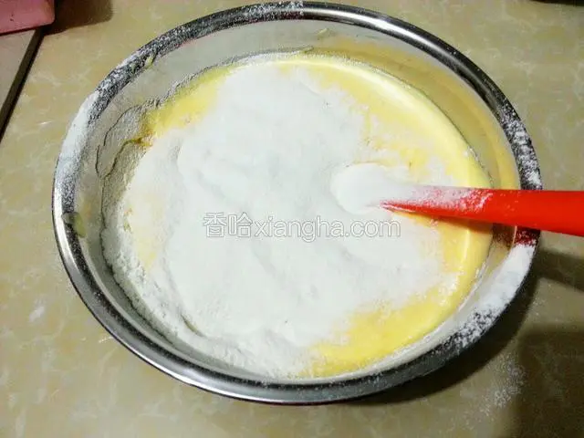 然后筛入面粉和泡打粉，用刮刀上下翻均匀，切勿打圈会消泡