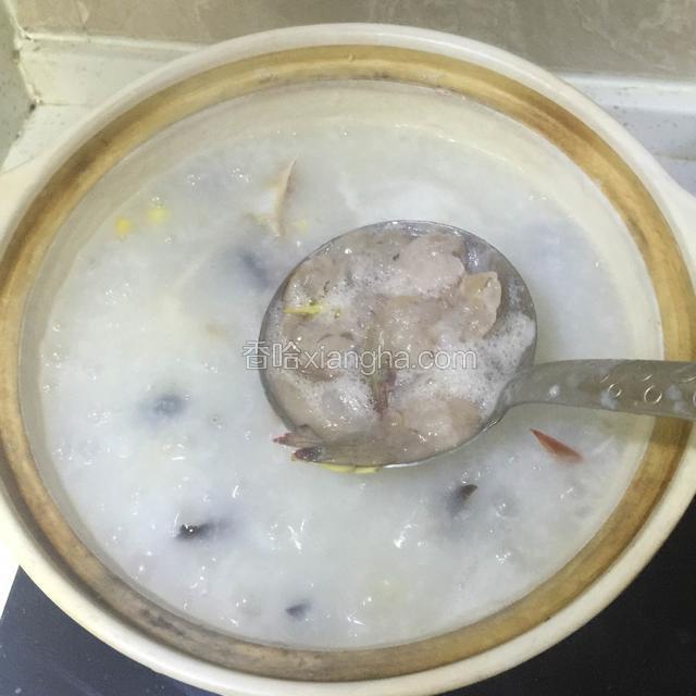 加鲜虾继续大火煮5分钟；