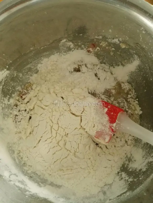 再搅拌均匀放入低筋面粉