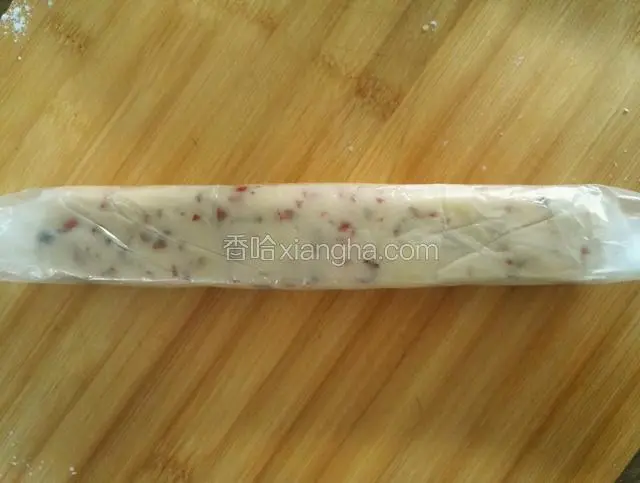 用刮皮刀把面粉和粘稠液体慢慢整理成好光滑面团放在保鲜膜整理成长条形，放冰箱冷冻一个小时