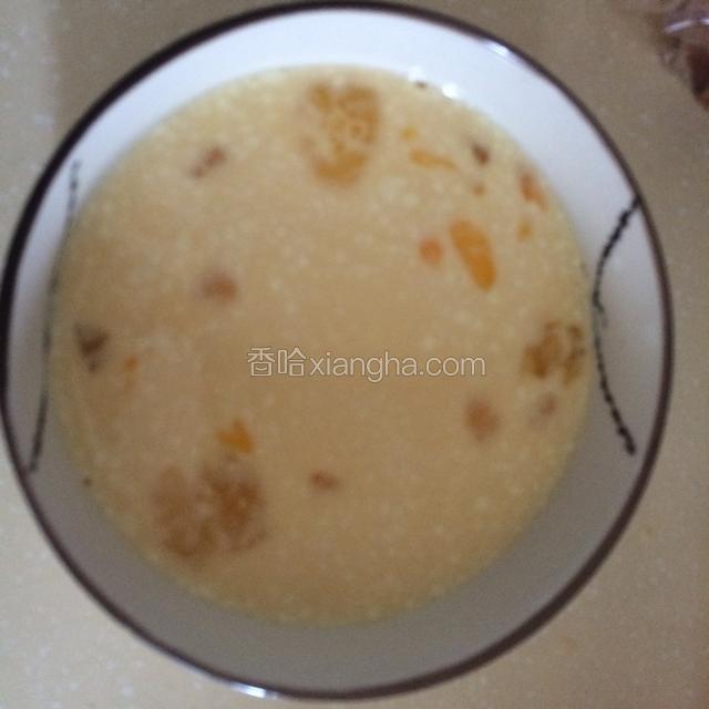 鸡蛋打散后加入牛奶混合液中，用筷子搅拌均匀。