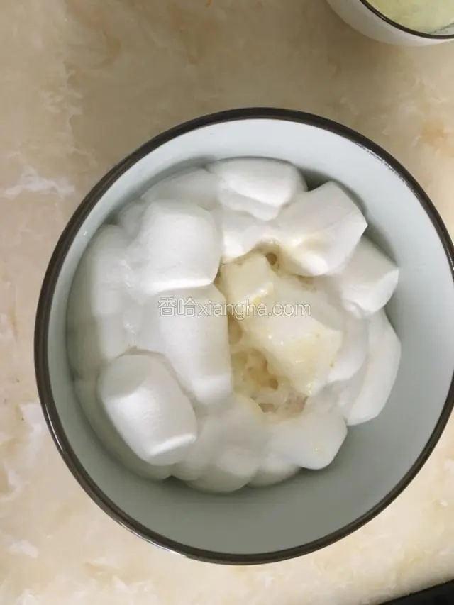 棉花糖加黄油放在大点的碗里，放微波炉大火1分钟