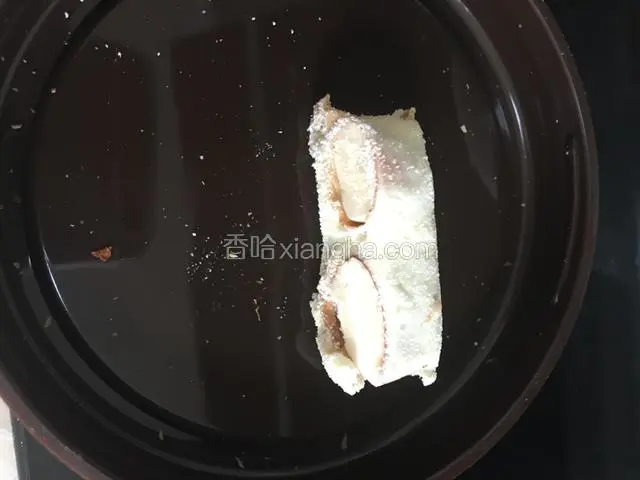 切成我们想要的大小，用我们准备的10g奶粉，沾在每一粒糖上，防止糖粘在一起。图中可以看到我们放的杏仁了～自己做的就是好，料多～