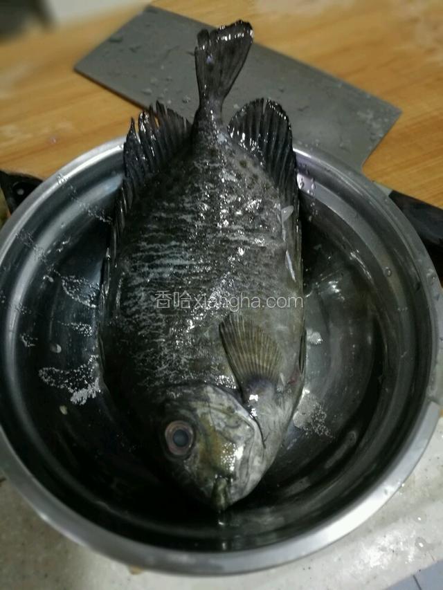 在鱼的表面上均匀涂抹一层盐，稍微腌制一下