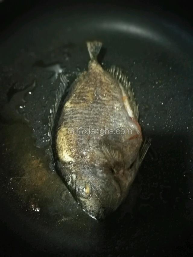 锅中倒入适量食用油，油微微冒烟的时候，把鱼丢进去，用大火煎至两面金黄。