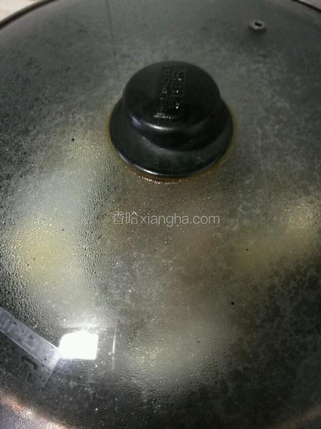 盖上锅盖，开小火，稍微把鱼焖至锅里的水 差不多收干就行了。