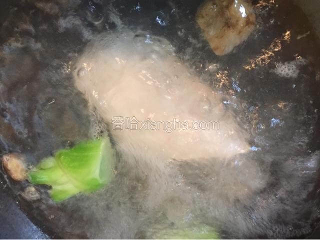 锅中水煮沸后加入适量料酒，把葱姜蒜和一整块鸡胸肉放入沸水中，煮12分钟左右至完全熟透。