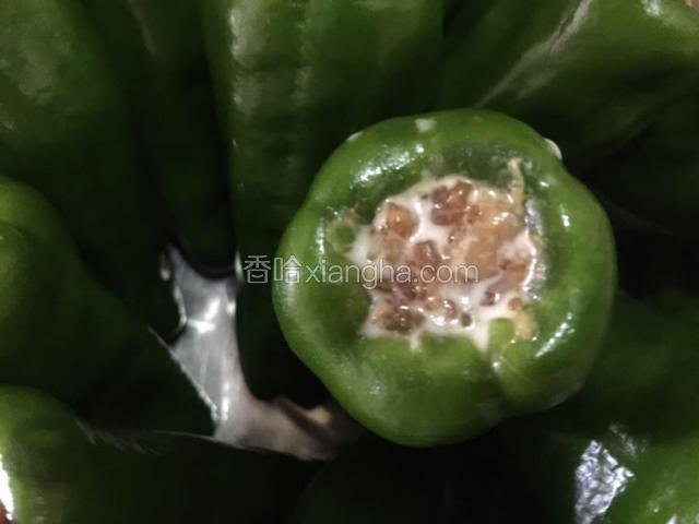 辣椒口抹一点，这样煎的时候肉馅不会跑出来，要先煎这里