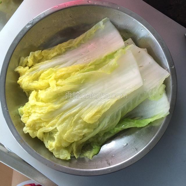 开水把娃娃菜烫软