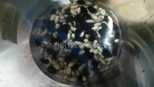 黑豆和黄豆提前冷水泡五小时以上。