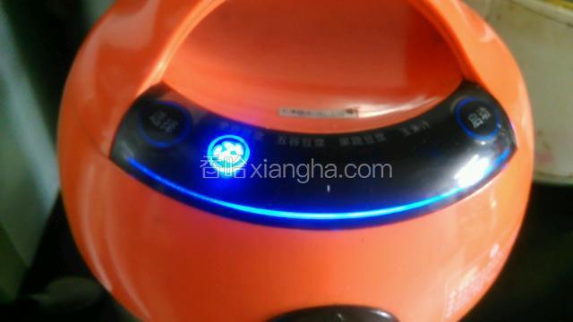 豆子泡好了冲洗干净放入豆浆机加适量的水，插上电源，它自己好了回报警的。