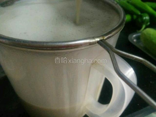 豆浆机报警了拔掉电源，倒出豆浆过滤，（豆浆机都有配套的过滤网和装豆浆的杯子）。