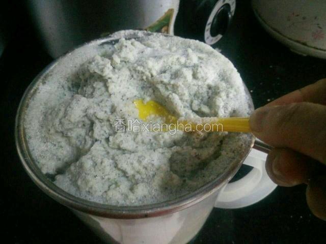 拿个小勺子稍微的压压豆渣让它滤干点。