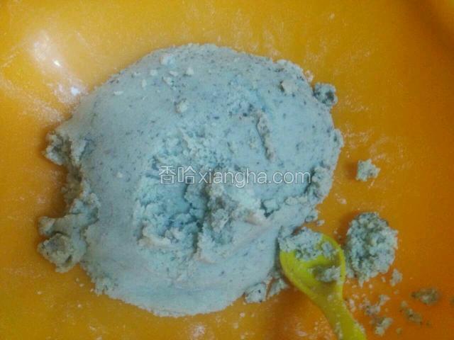 拿个干净的大点的可以和面的容器把豆渣倒进去。