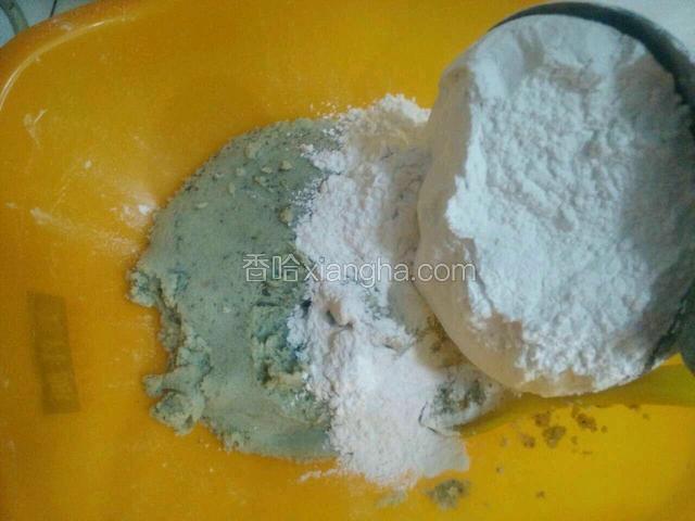 再慢慢的加糯米粉，边加边用快子搅动。