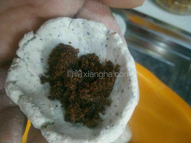 捏成窝窝状，放入适量的红糖。