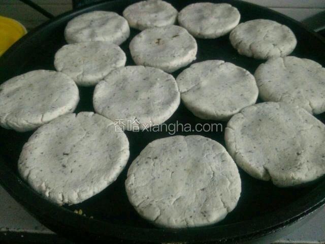 都包好了摆入煎饼档，插上电源盖住盖子，等它跳闸就好了焖一分钟。