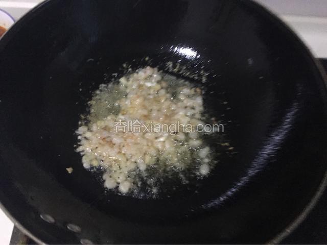 热锅放油，先把葱蒜末炒香，再放入腌好的虾仁
