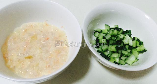 虾仁用刀背剁碎，放料酒，蛋清，白糖，盐，淀粉腌制十分钟，黄瓜切丁备用