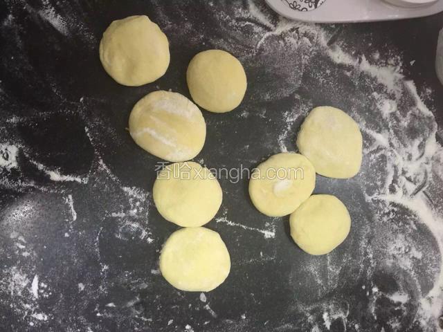 南瓜蒸熟和面，绿茶粉和面，都加入酵母，拍了照片但是不小心点错删掉了。从擀剂子开始吧。
