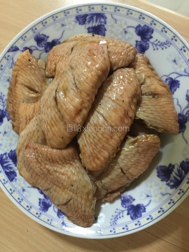 从冰箱内取出腌汁好的鸡翅，将多余腌料从鸡翅上去除干净，准备开始煎。