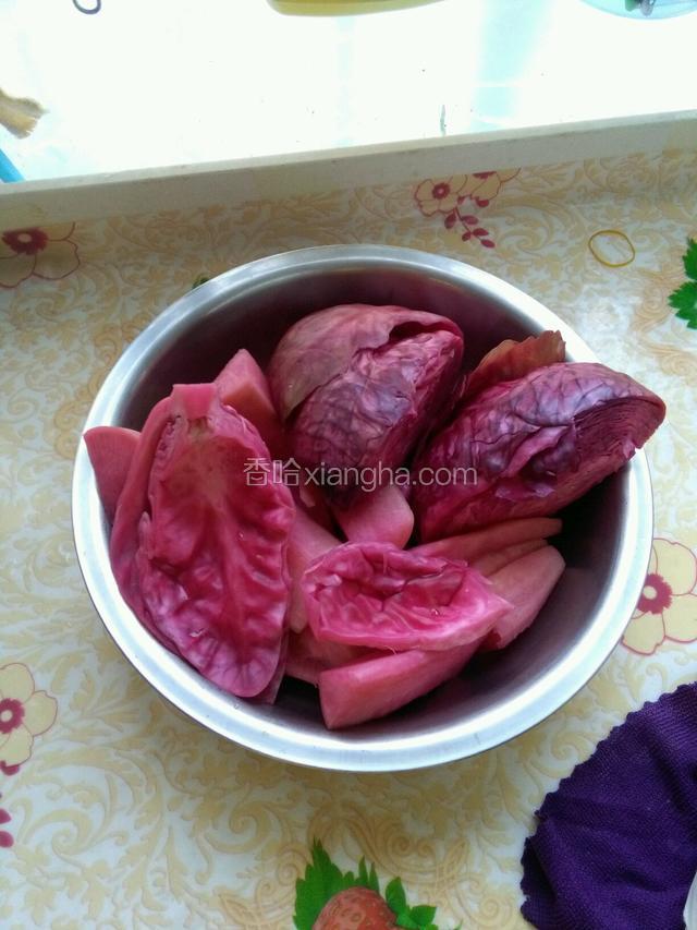 准备好适量的酸菜。