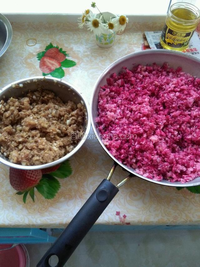 把鸡胸肉，酸菜，圆葱都切成碎丁，姜切成碎末，鸡胸肉，圆葱，姜末那入适量的蚝油，酱油，十三香拌均匀后腌制十分钟。