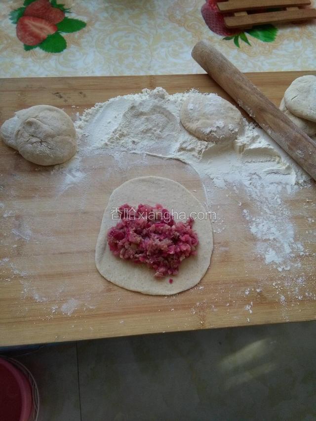 面皮里加入适量馅子。